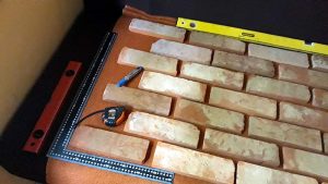 Układanie płytek ze starej cegły