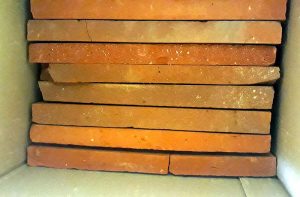 Układanie płytek ze starej cegły