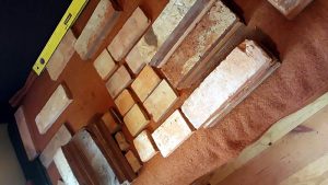 Układanie płytek ze starej cegły